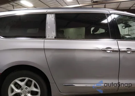 2017 Chrysler Pacifica Touring-L z USA, uszkodzony, nr VIN 2C4RC1BG0HR809921